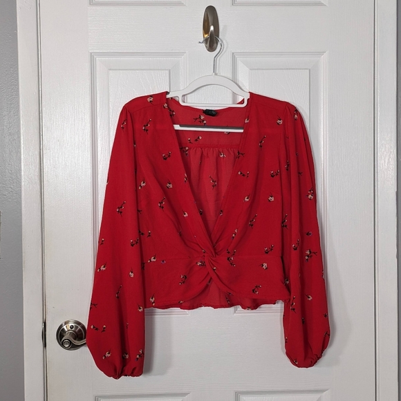 wild fable Tops - Adorable Twist Front Red Floral Balloon Sleeve Cropped Wild Fable Blouse Size M